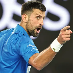 Novak Djokovic droht Fans bei den Australian Open mit dem Finger