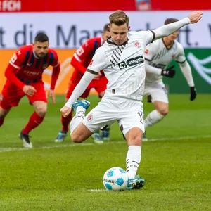 Johannes Eggestein nimmt beim Elfmeter in Heidenheim Maß