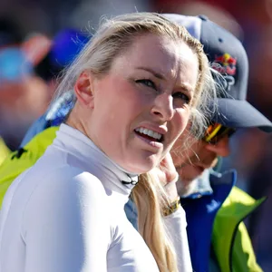 Lindsey Vonn starrt ungläubig nach oben