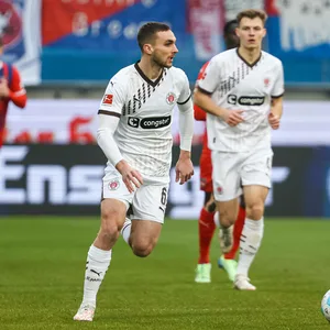 James Sands führt den Ball