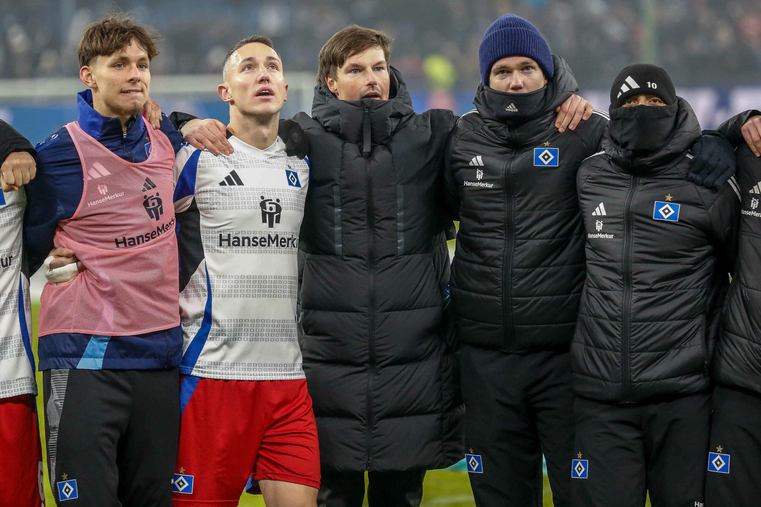 Otto Stange, Silvan Hefti, Merlin Polzin, Matheo Raab und Immanuel Pherai Arm in Arm vor der Nordtribüne