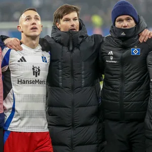 Otto Stange, Silvan Hefti, Merlin Polzin, Matheo Raab und Immanuel Pherai Arm in Arm vor der Nordtribüne