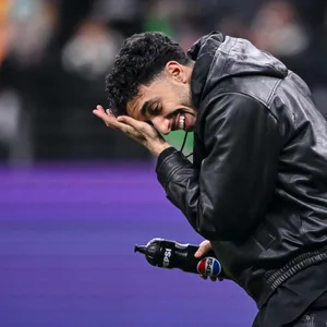 Omar Marmoush wischt sich bei seiner Verabschiedung Tränen aus den Augen