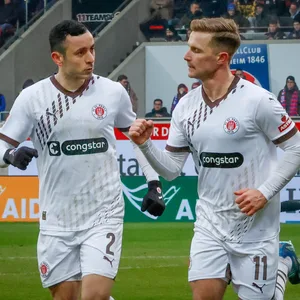 Johannes Eggestein jubelt mit Manolis Saliakas