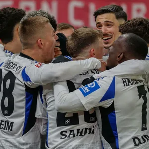 Die HSV-Profis Miro Muheim, Emir Sahiti, Jean-Luc Dompé, William Mikelbrencis und Dennis Hadzikadunic feiern gemeinsam.