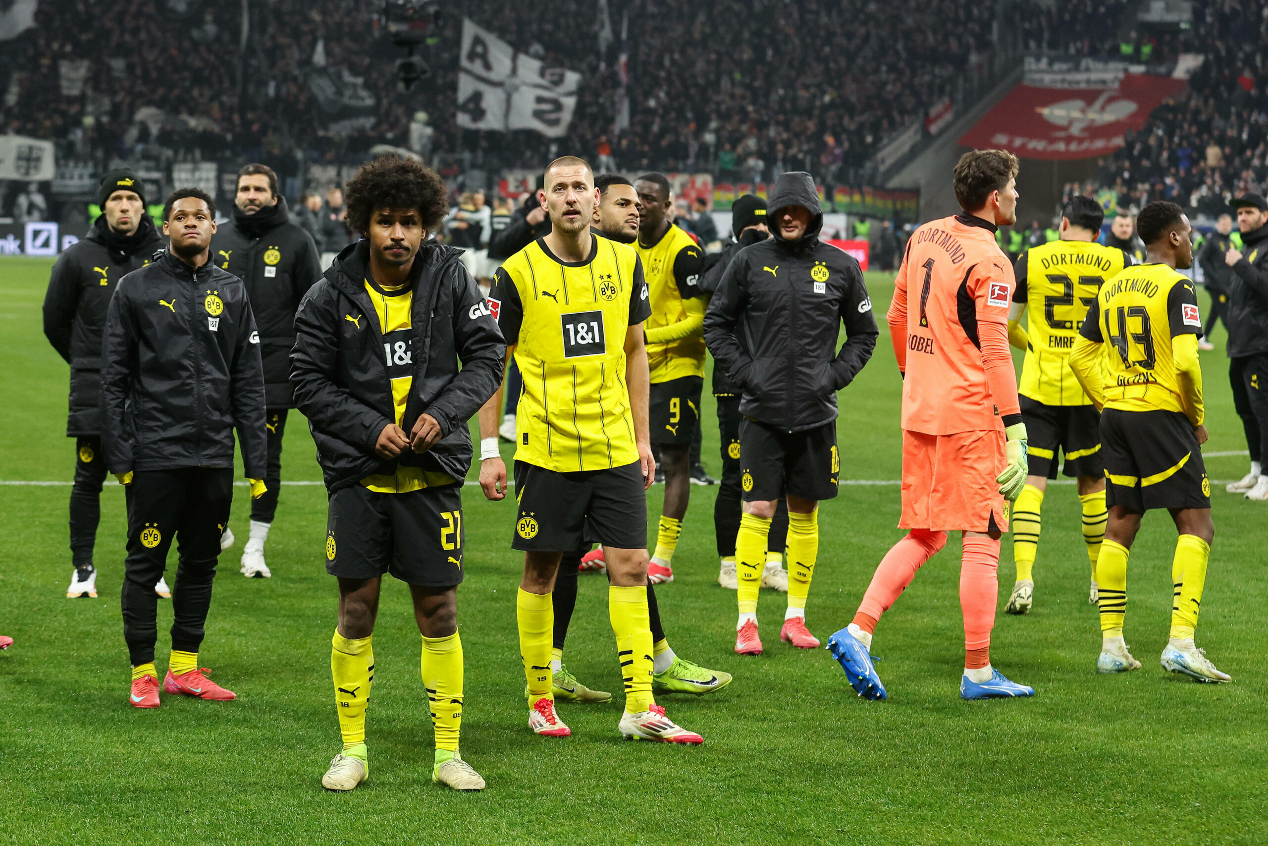 Karim Adeyemi und Waldemar Anton stehen vor der BVB-Kurve