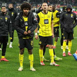 Karim Adeyemi und Waldemar Anton stehen vor der BVB-Kurve