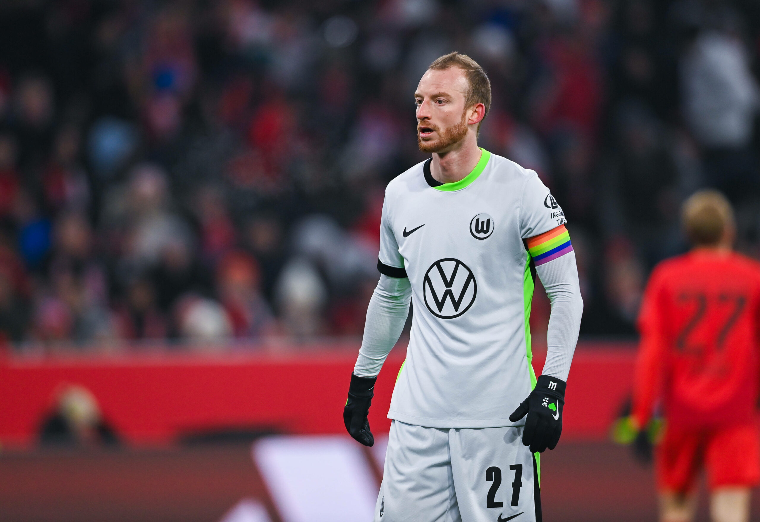 Wolfsburg-Kapitän Maxi Arnold mit VW-Logo auf der Brust