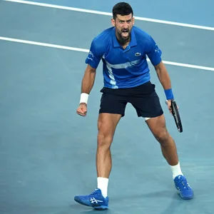Novak Djokovic schreit nach dem gewonnen Match gegen Carlos Alcaraz