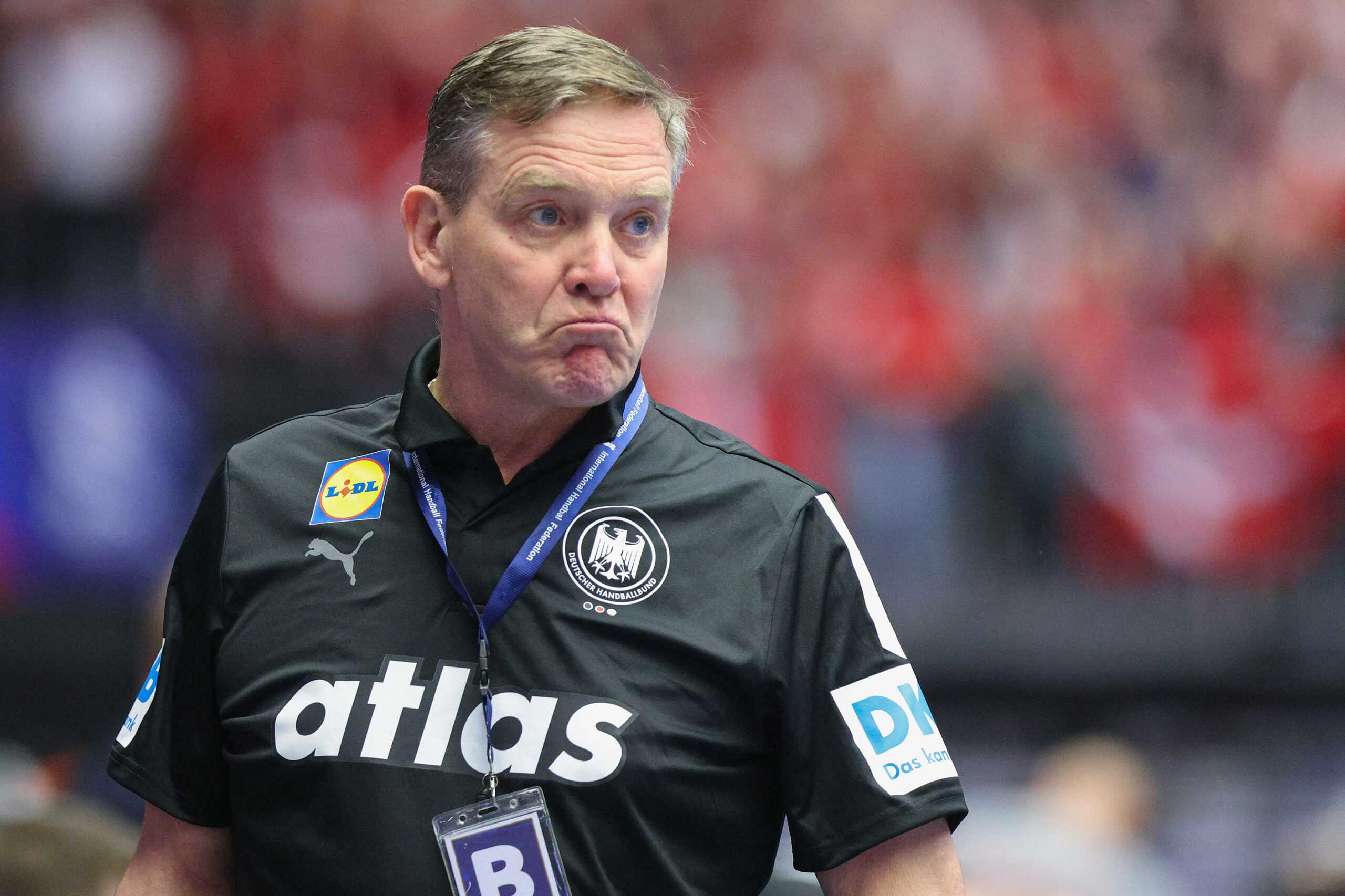 Alfred Gislason verzieht die Mundwinkel