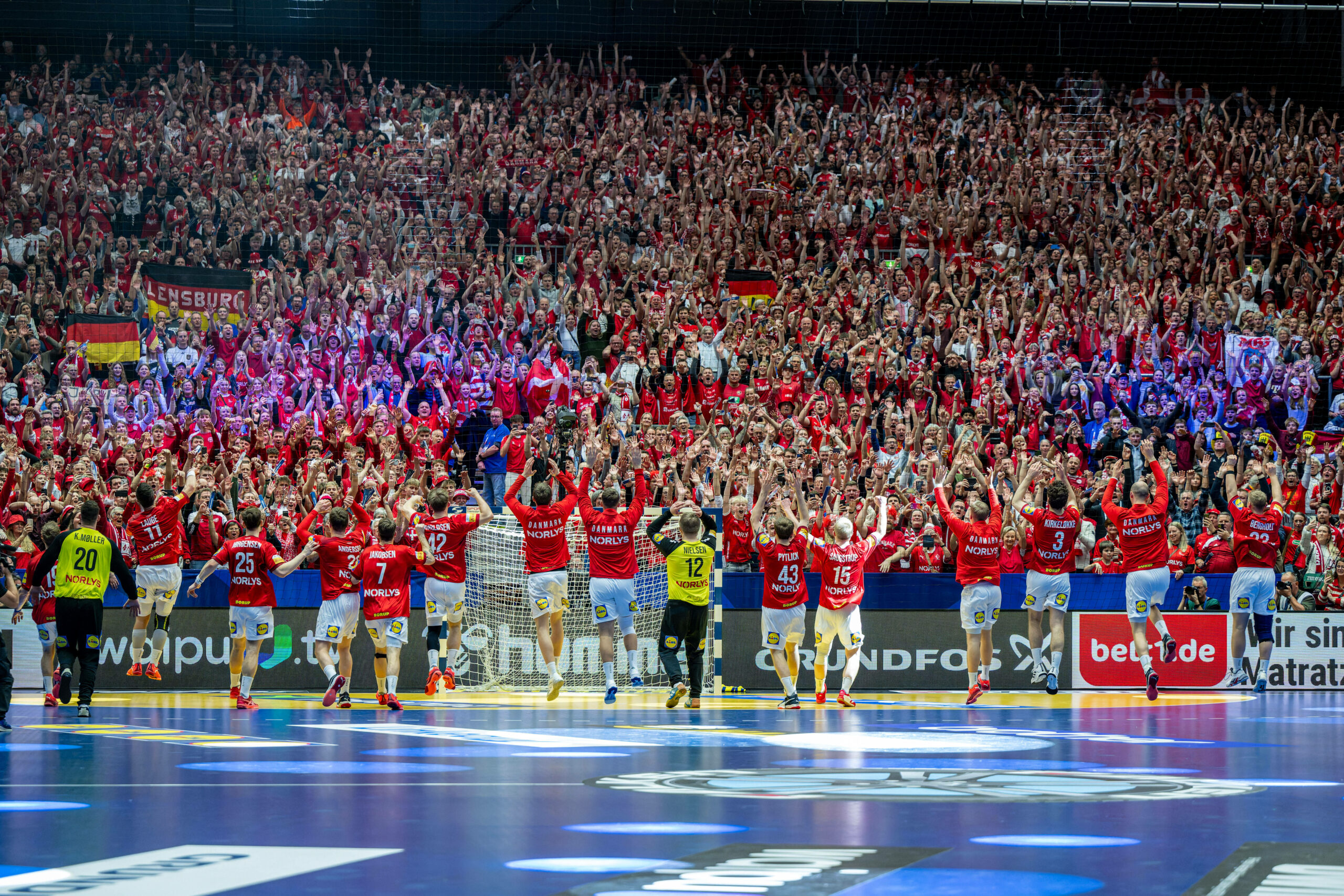 Die dänische Mannschaft jubelt vor ihren Fans