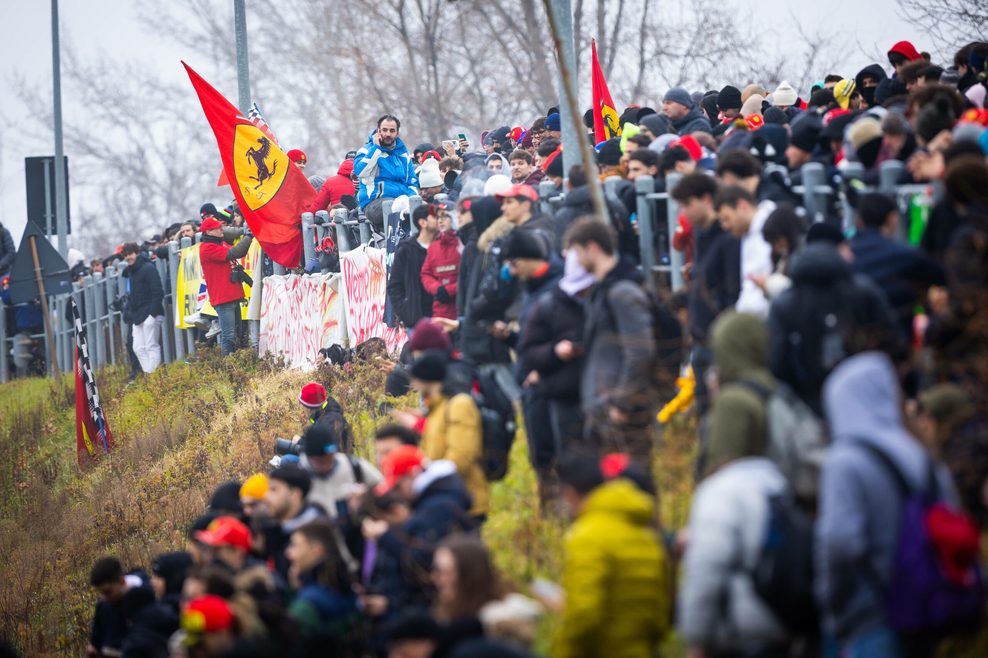 Ferrari-Fans bei Hamiltons erster Testfahrt auf der Strecke in Fiorano