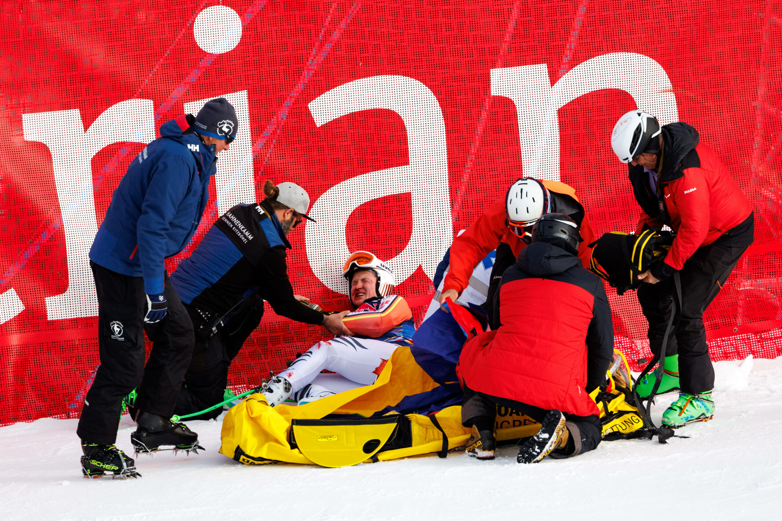 Jacob Schramm nach seinem schweren Sturz auf der Streif