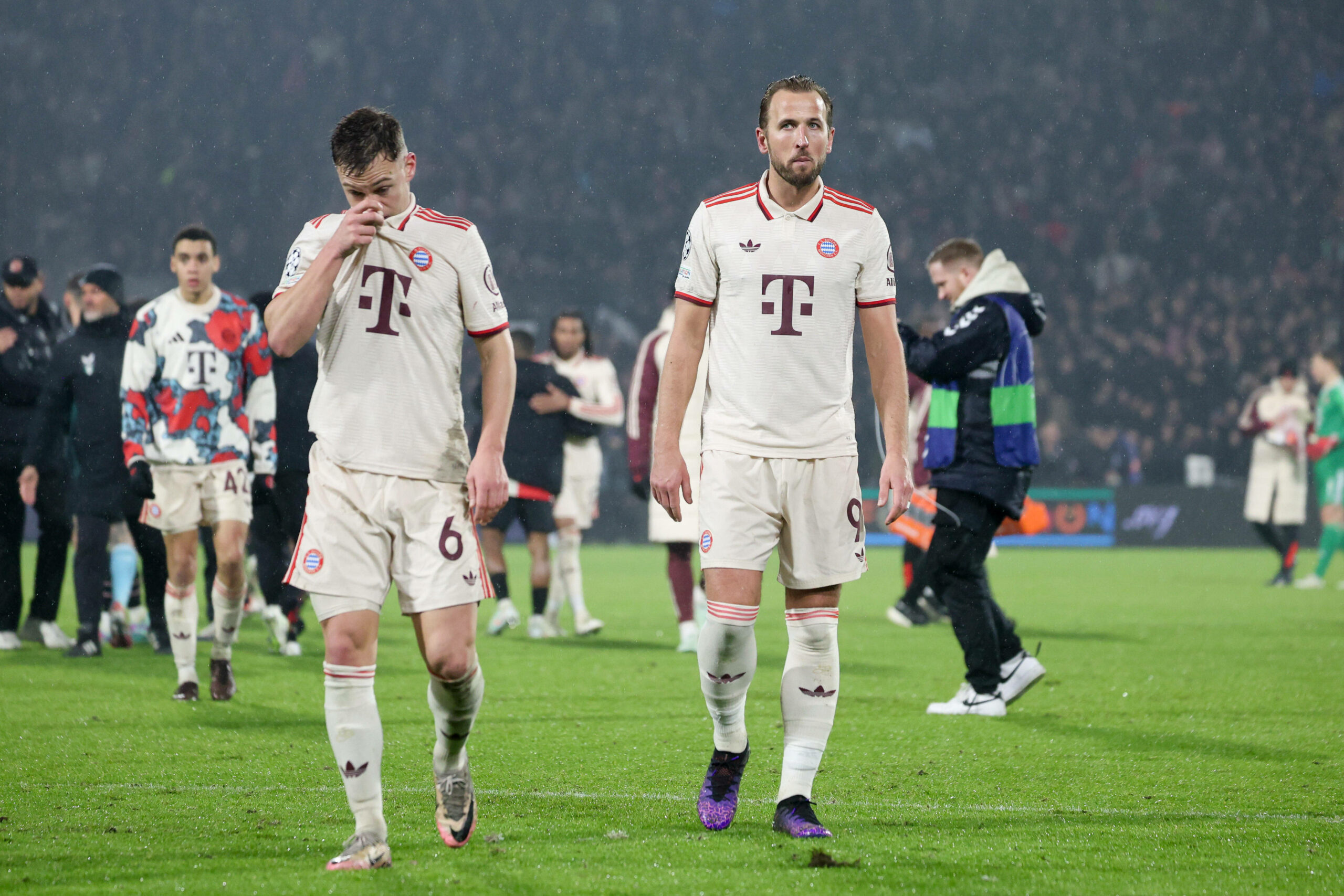 Joshua Kimmich und Harry Kane gehen bedient vom Platz