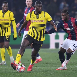 Serhou Guirassy behauptet den Ball gegen einen Spieler des FC Bologna