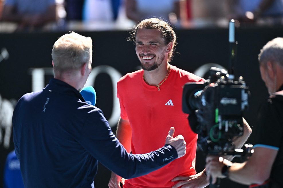 Alexander Zverev grinst beim Interview