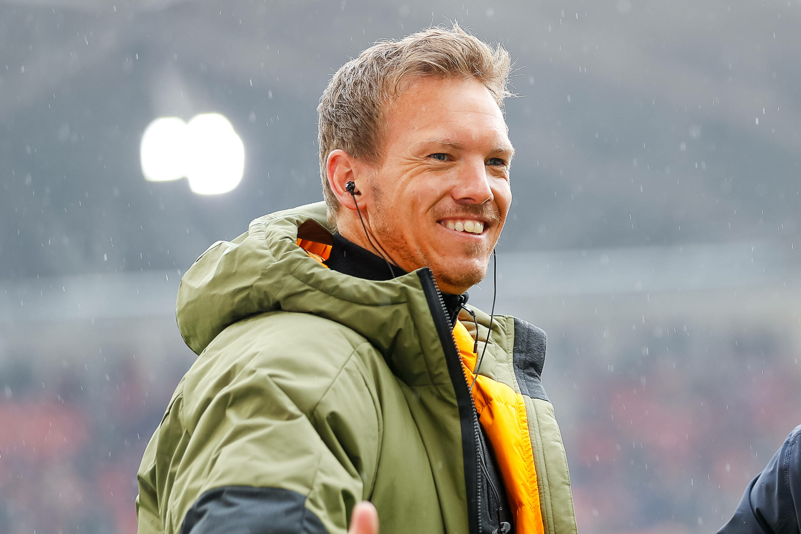 Julian Nagelsmann lächelt und trägt eine Winterjacke