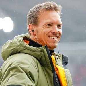 Julian Nagelsmann lächelt und trägt eine Winterjacke