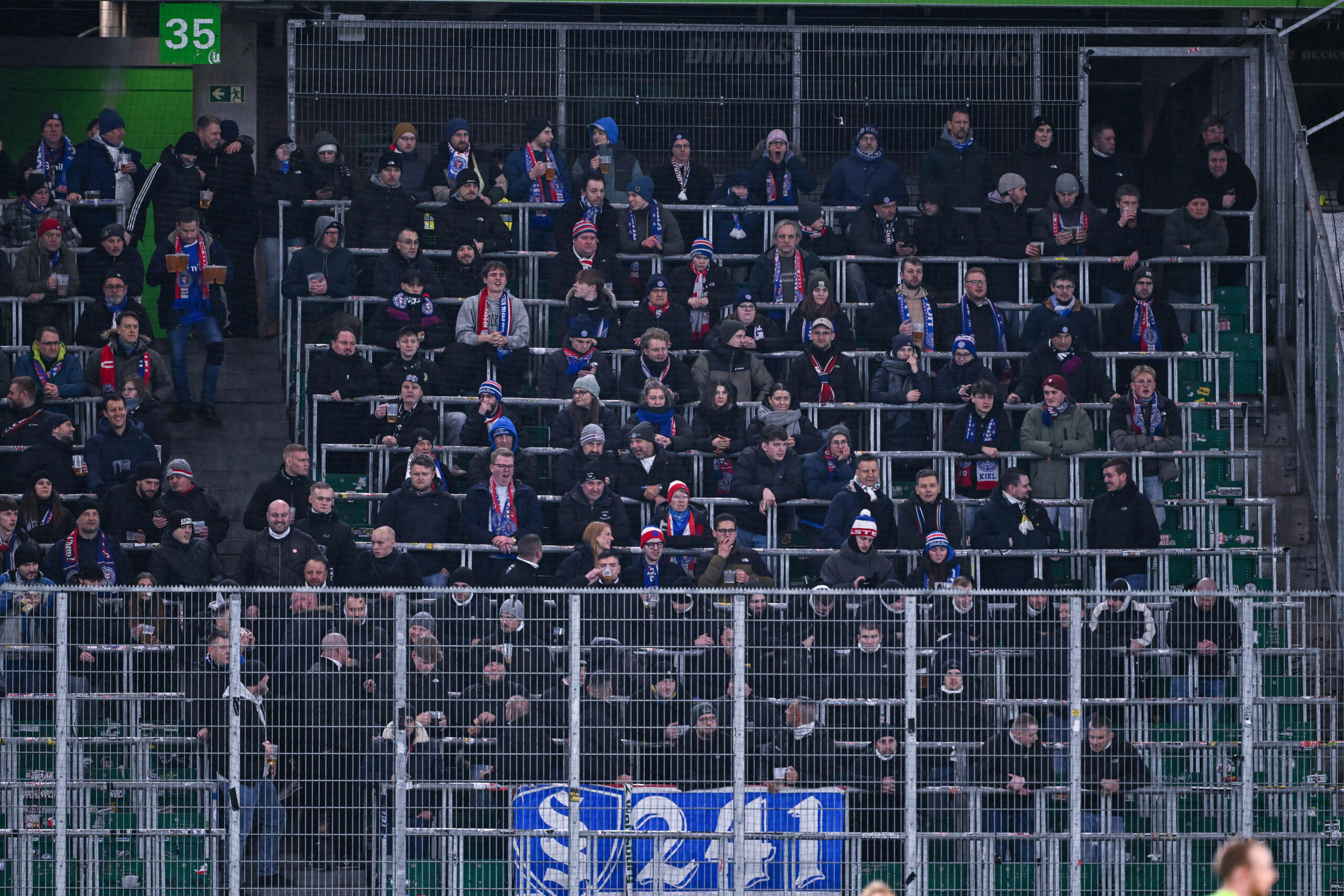 Der Auswärtsblock von Holstein Kiel in Wolfsburg