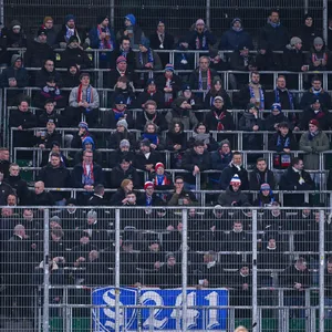 Der Auswärtsblock von Holstein Kiel in Wolfsburg
