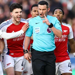 Die Arsenal Spieler diskutieren mit dem Schiedsrichter.