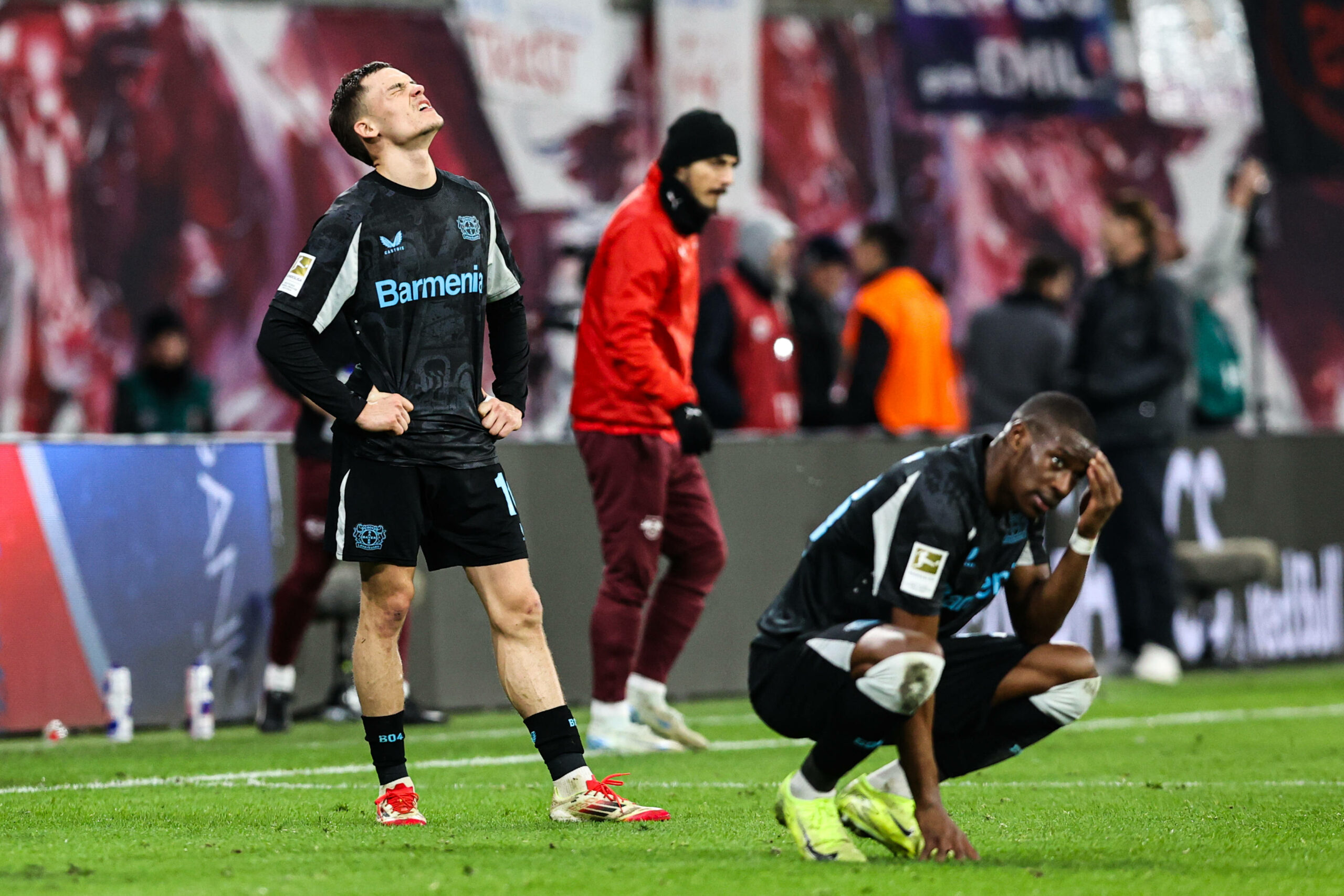 Bayer Leverkusen-Spieler Florian Wirtz und Nordi Mukiele (v.r.)