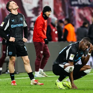 Bayer Leverkusen-Spieler Florian Wirtz und Nordi Mukiele (v.r.)