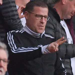 Bayern-Boss Max Eberl auf der Tribüne in Freiburg