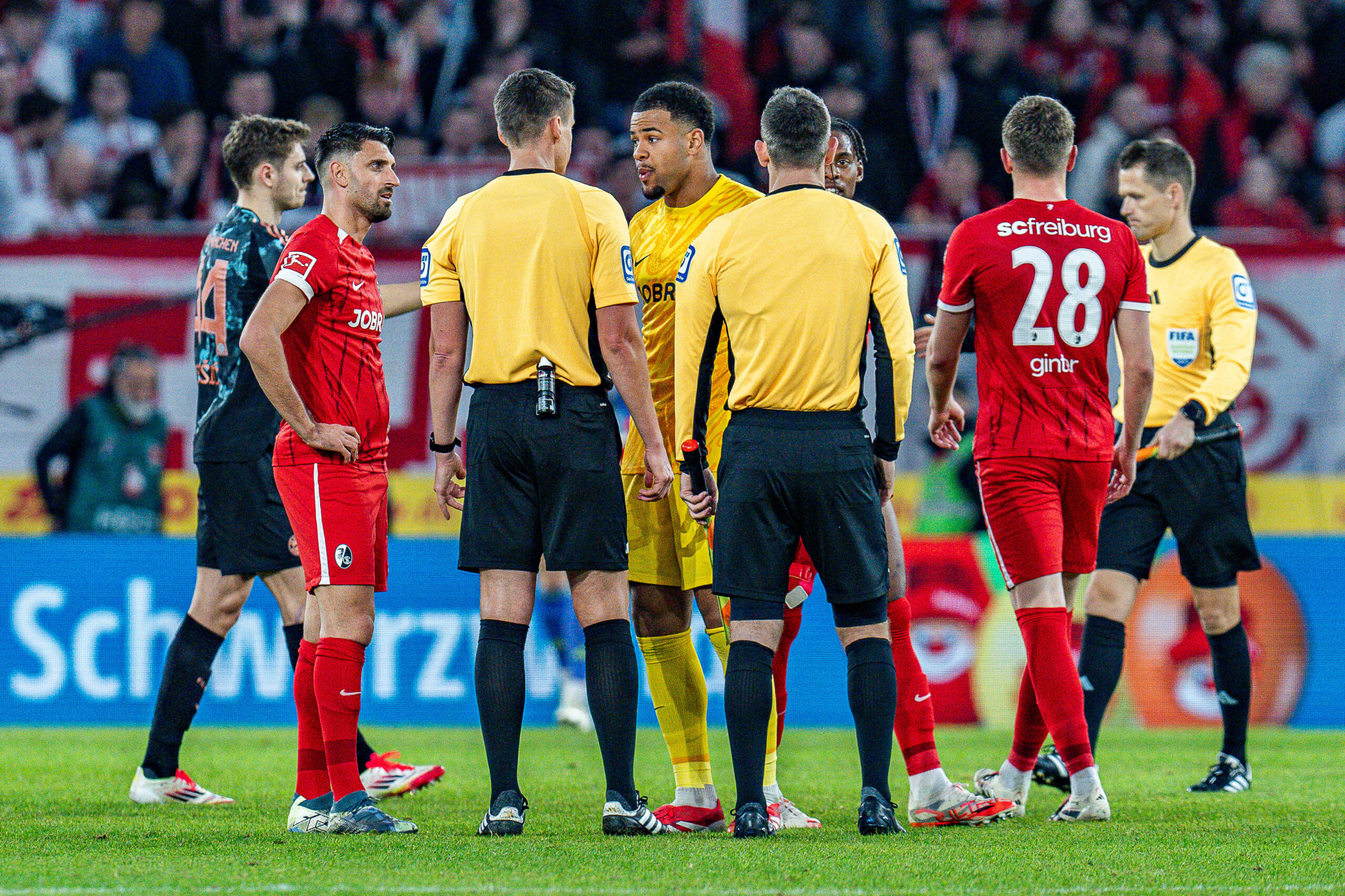 Noah Atubolu diskutiert mit Referee Daniel Siebert