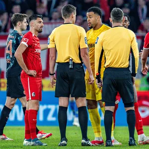 Noah Atubolu diskutiert mit Referee Daniel Siebert