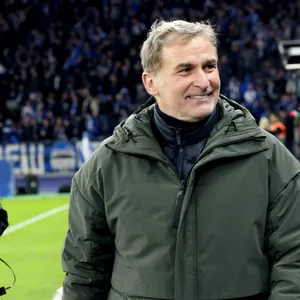 Stefan Kuntz lächelt im Innenraum des Berliner Olympiastadions.