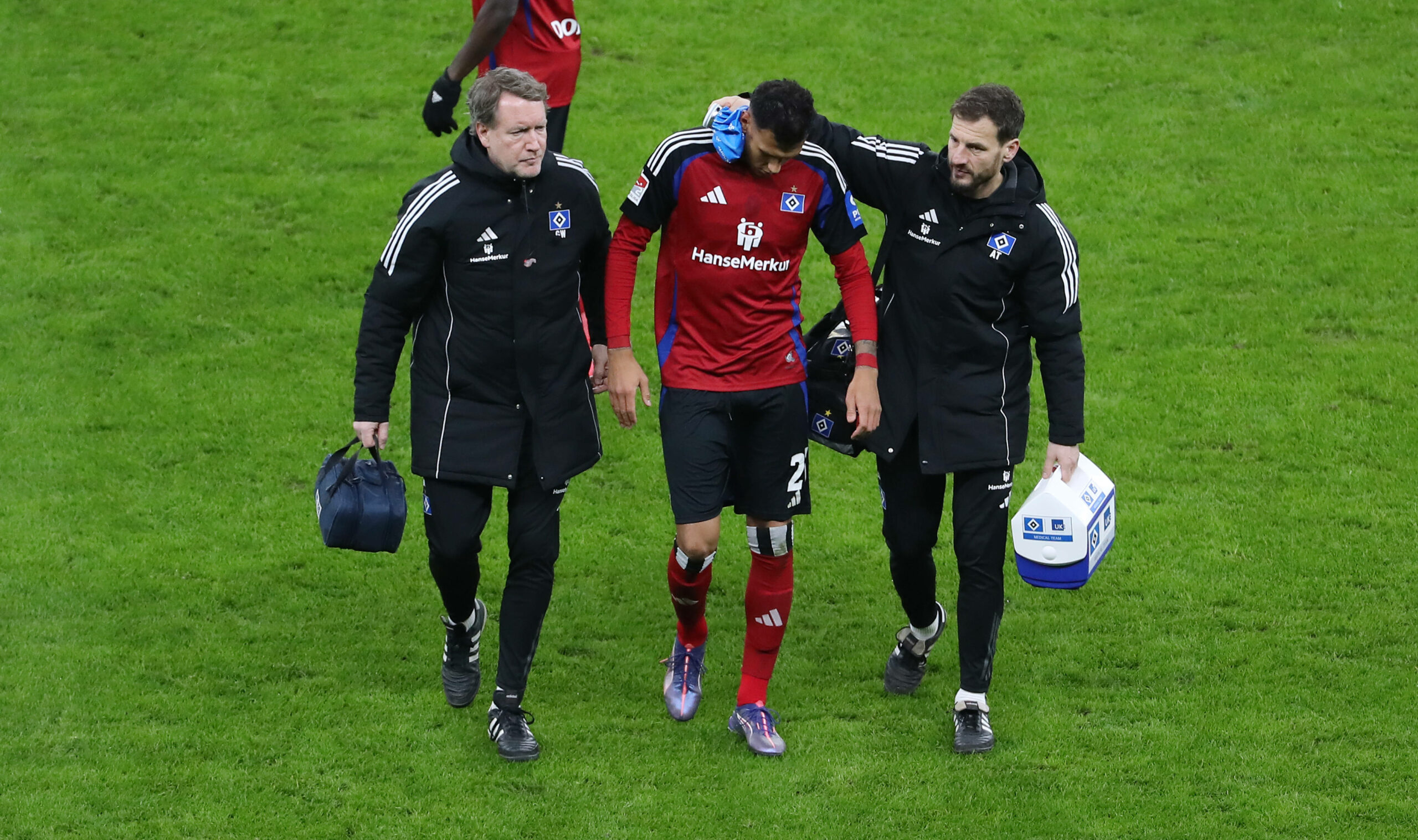 Davie Selke wird von den HSV-Medizinern vom Platz begleitet