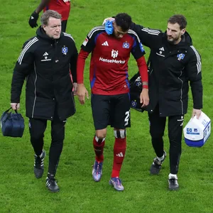 Davie Selke wird von den HSV-Medizinern vom Platz begleitet