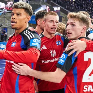 Ransford Königsdörffer, Miro Muheim und Emir Sahiti jubeln vor der HSV-Kurve in Berlin