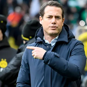 Lars Ricken zeigt mit dem Zeigefinger zur Seite.