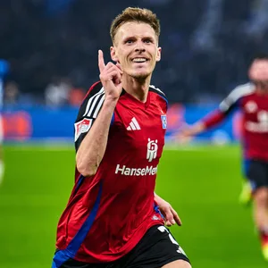 Emir Sahiti zeigt beim Jubeln mit dem Finger nach oben
