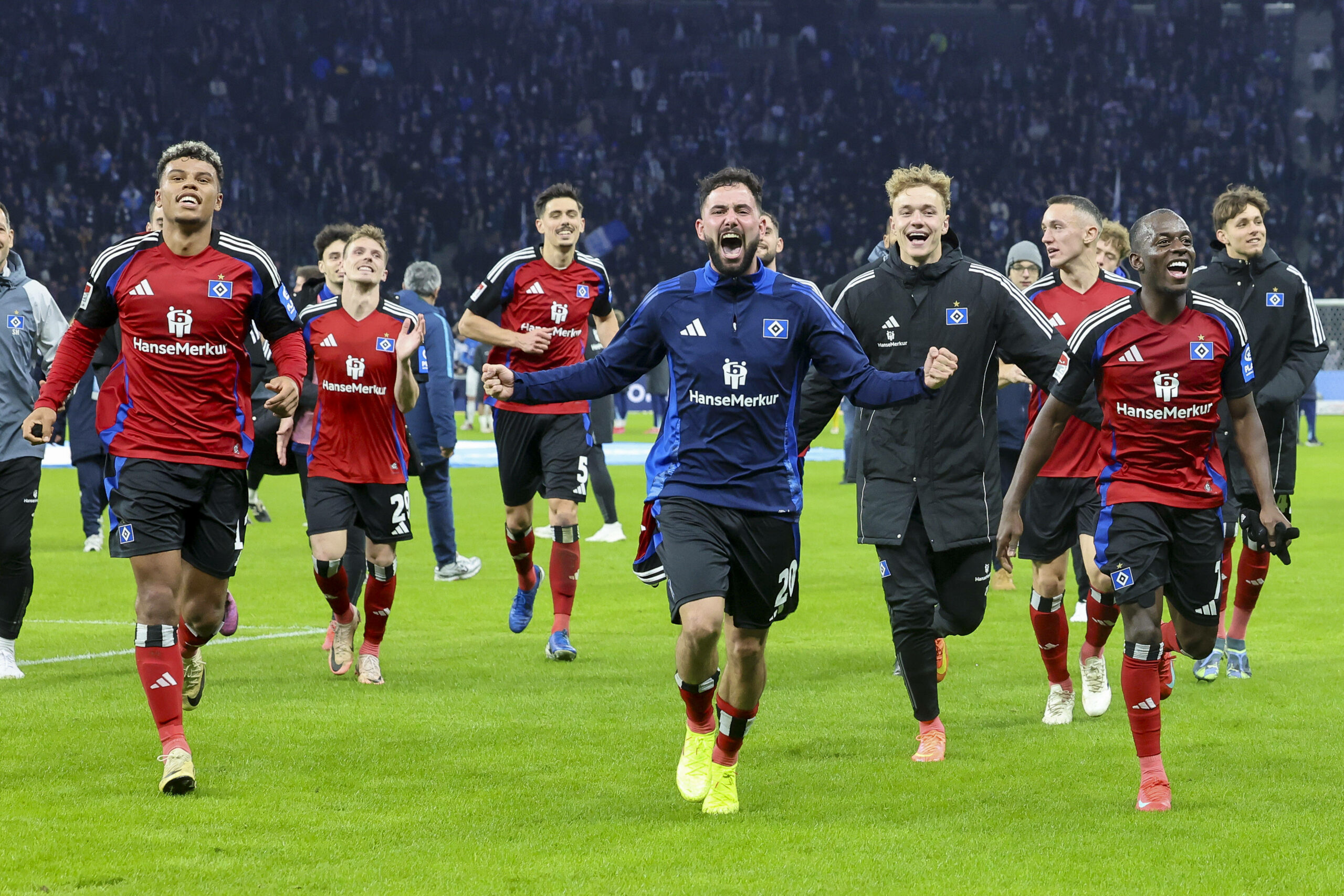 Die HSV-Profis jubeln nach dem Abpfiff im Berliner Olympiastadion.