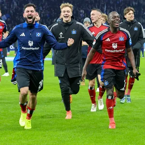 Die HSV-Profis jubeln nach dem Abpfiff im Berliner Olympiastadion.