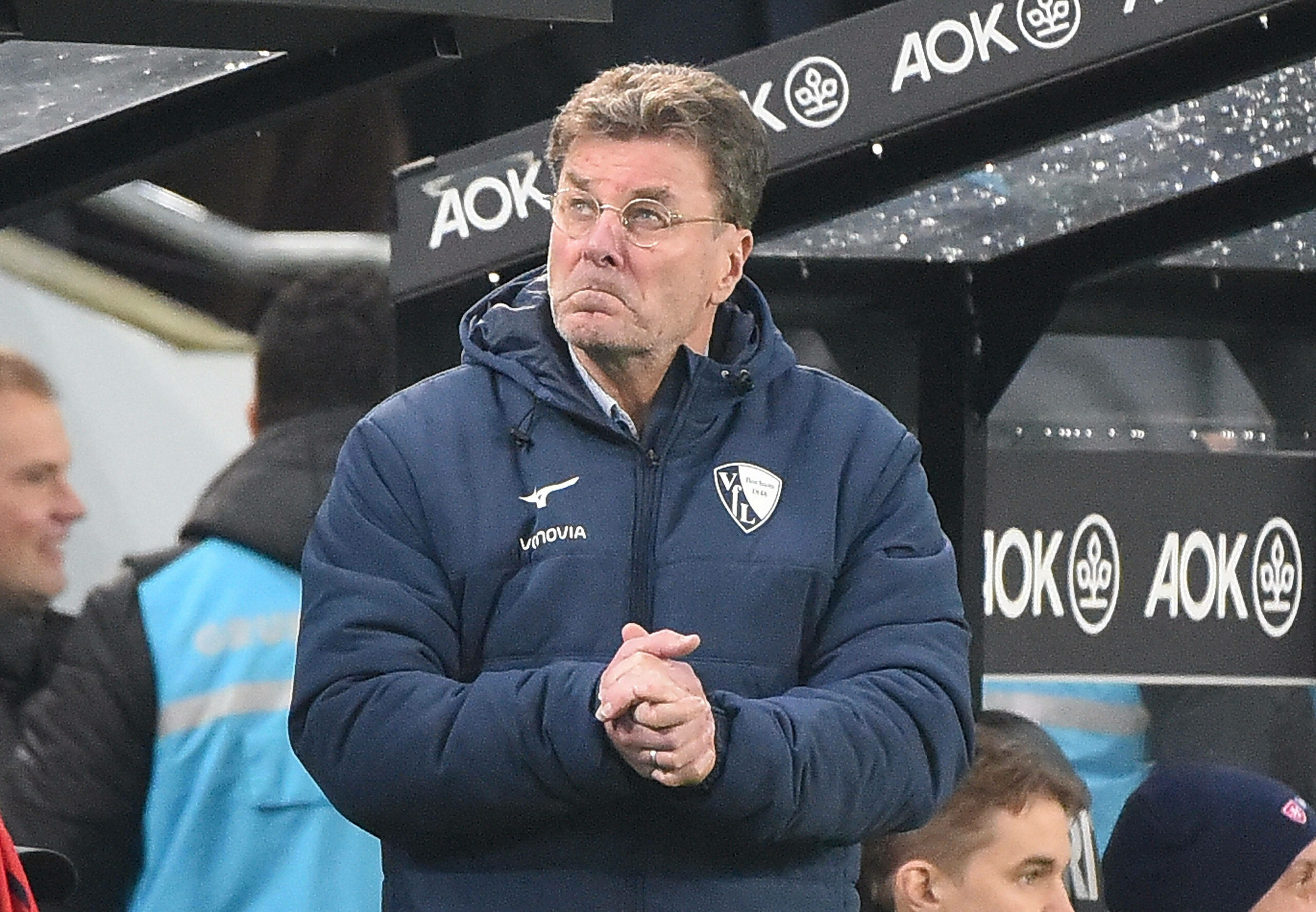 Dieter Hecking schaut grimmig in Mönchengladbach