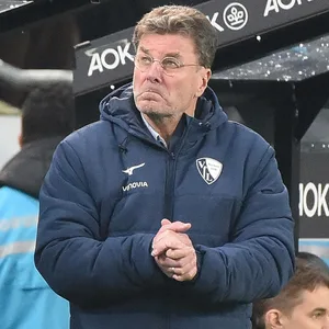 Dieter Hecking schaut grimmig in Mönchengladbach