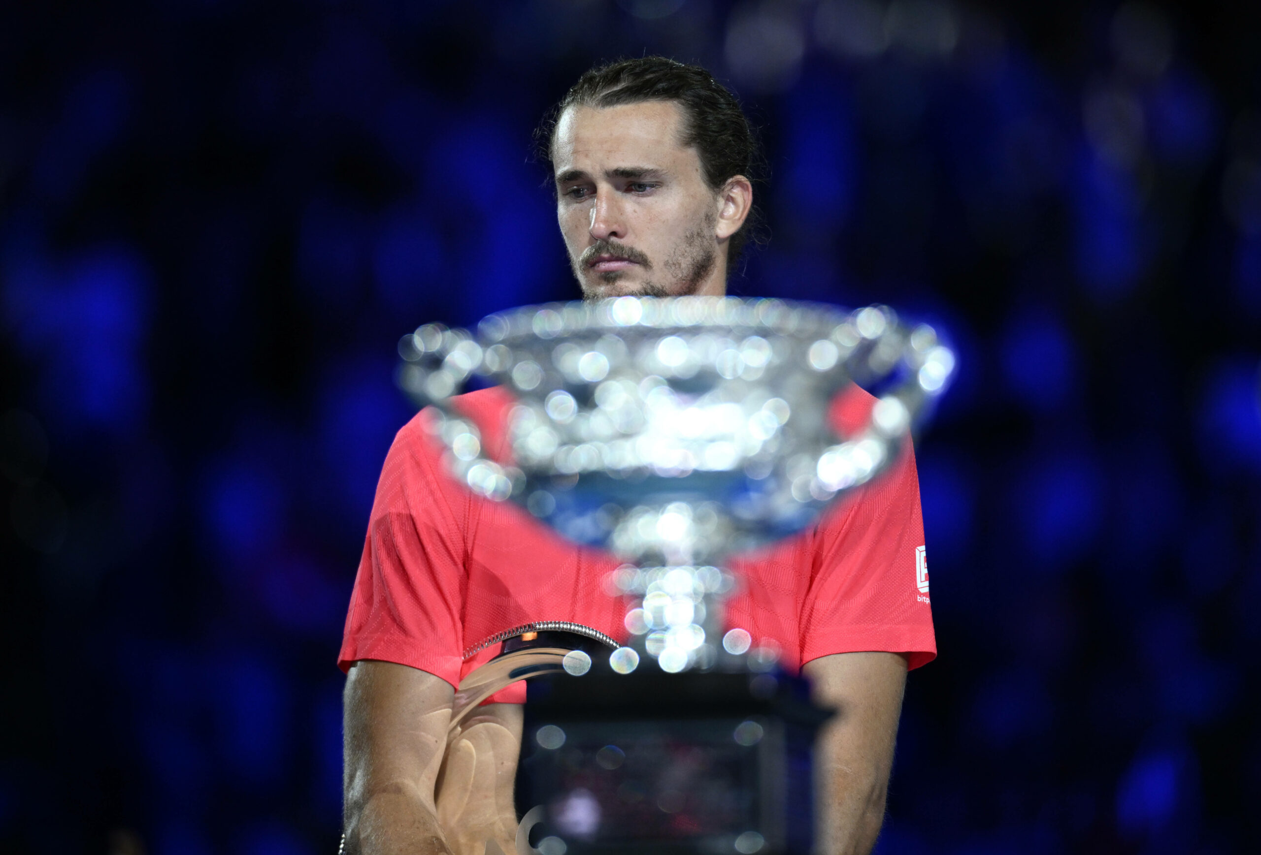 Alexander Zverev steht enttäuscht hinter der Australian-Open-Trophäe