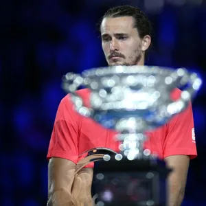 Alexander Zverev steht enttäuscht hinter der Australian-Open-Trophäe