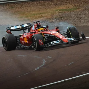 Lewis Hamilton bei seiner ersten Testfahrt für Ferrari auf der Strecke in Fiorano