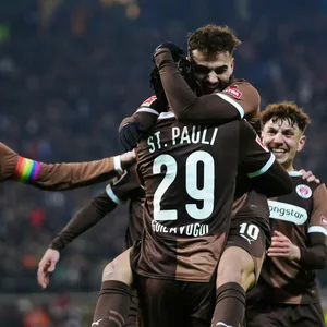 Torschütze Danel Sinani springt Vorlagengeber Morgan Guilavogui in die Arme-