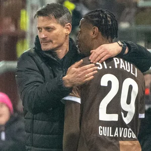 Alexander Blessin umarmt den Matchwinner gegen Union Berlin, Morgan Guilavogui.