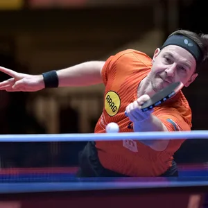 Timo Boll versucht den Ball zu erreichen
