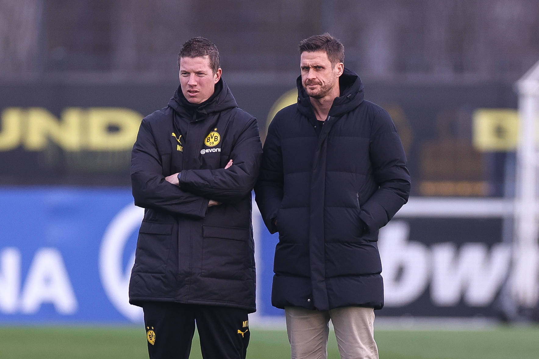 Sebastian Kehl im Gespräch mit Mike Tullenberg auf dem BVB-Trainingsplatz