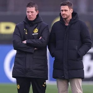 Sebastian Kehl im Gespräch mit Mike Tullenberg auf dem BVB-Trainingsplatz