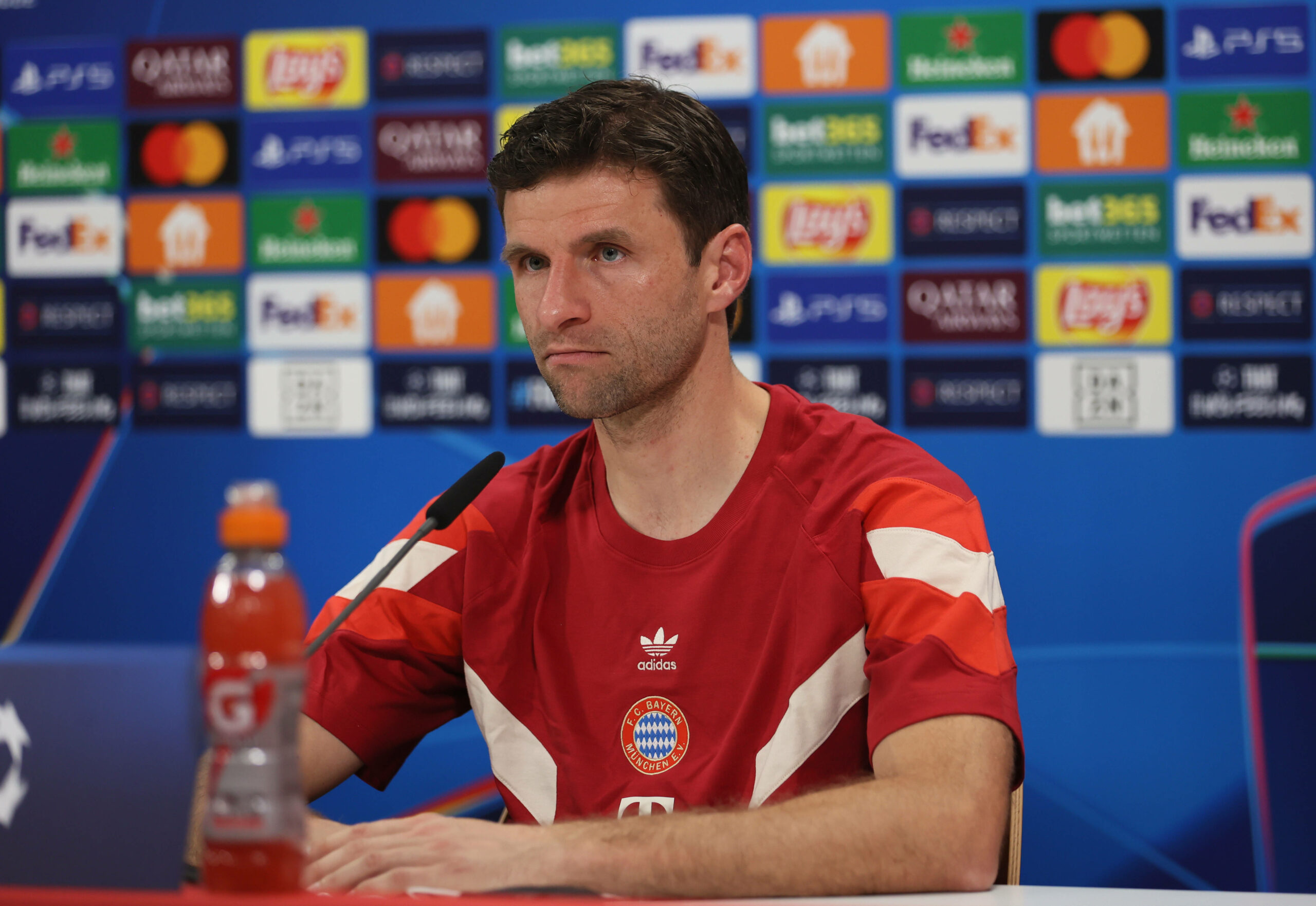 Thomas Müller mit Bayern T-Shirt auf einer Pressekonferenz