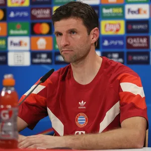 Thomas Müller mit Bayern T-Shirt auf einer Pressekonferenz